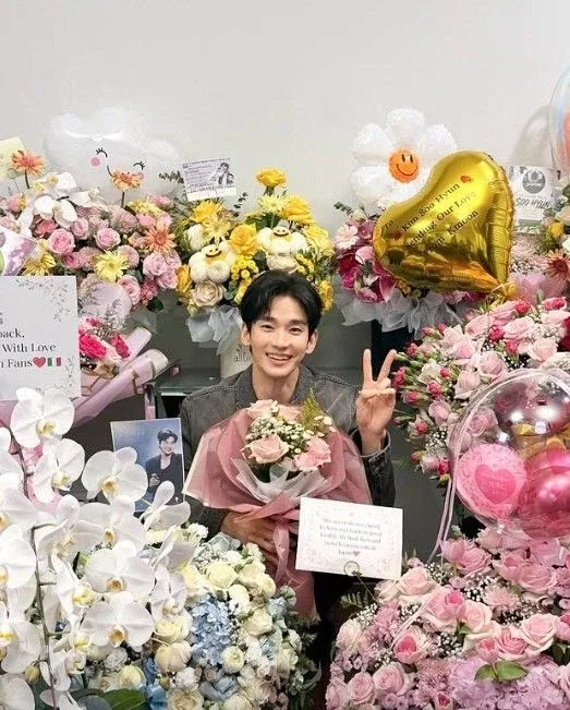 김수현, 야윈 얼굴로 1년 5개월만에 복귀..꽃다발 안고 활짝