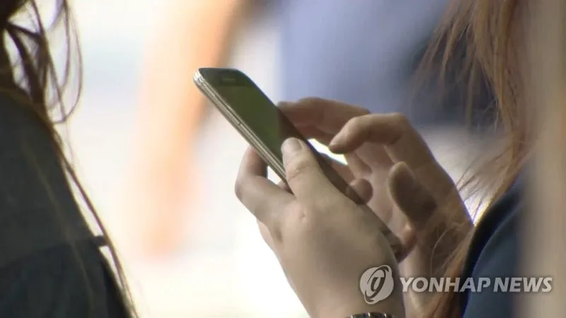 깨진 휴대전화 들고 일부러 어깨 '쿵'…수천만원 뜯어낸 20대