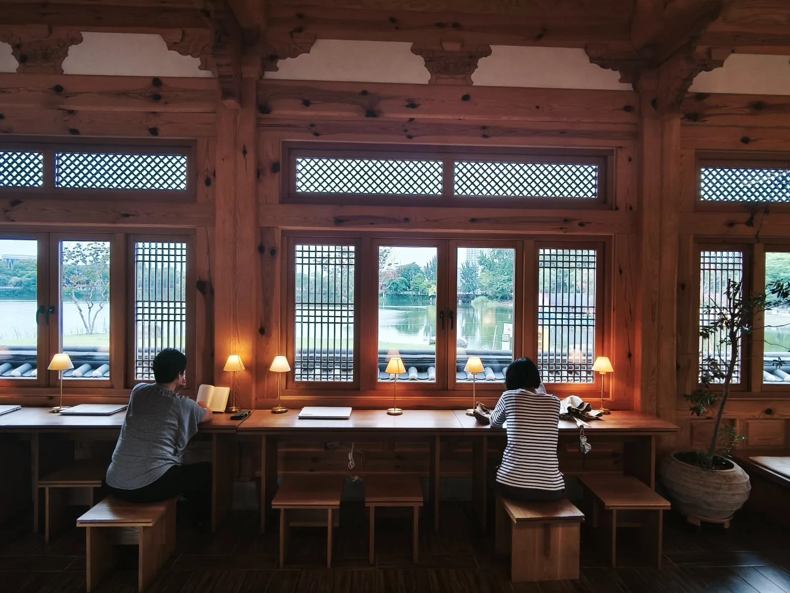 전주 덕진호수 연화정 도서관
