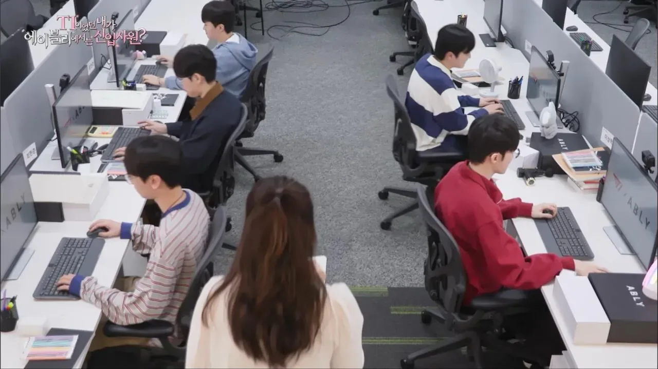 사무실 책상에 앉았는데 곧 경기해야 할 것 같은 T1 선수들