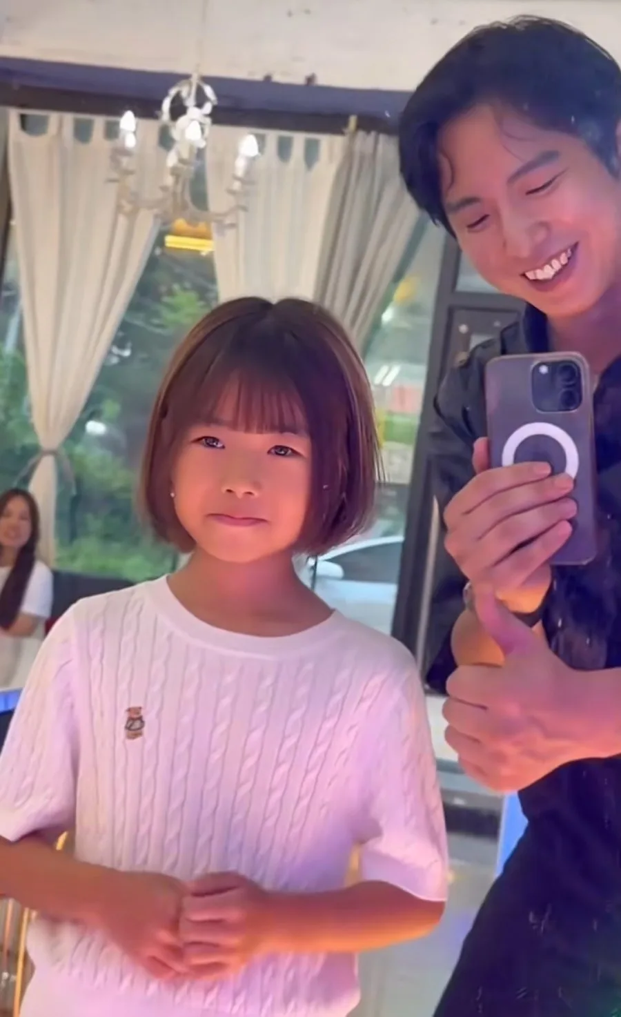 단발머리 하러온 9살 여자아이.jpg