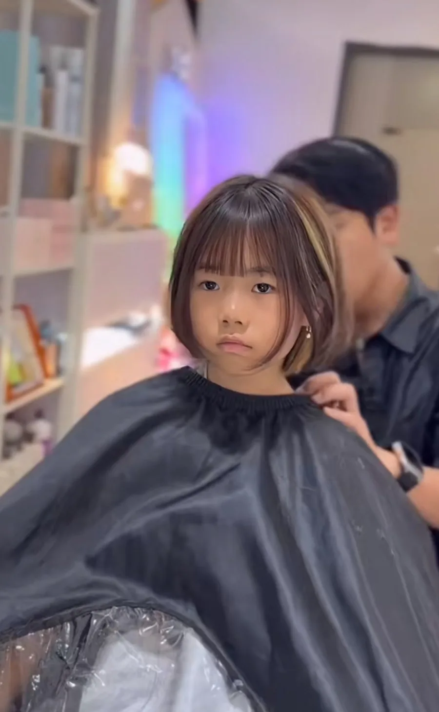 단발머리 하러온 9살 여자아이.jpg