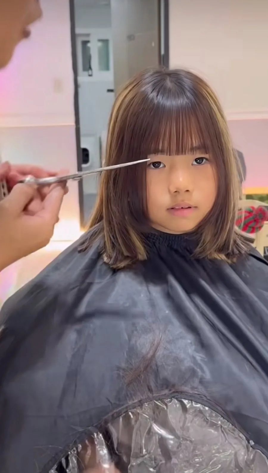 단발머리 하러온 9살 여자아이.jpg