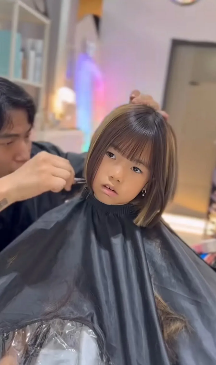 단발머리 하러온 9살 여자아이.jpg