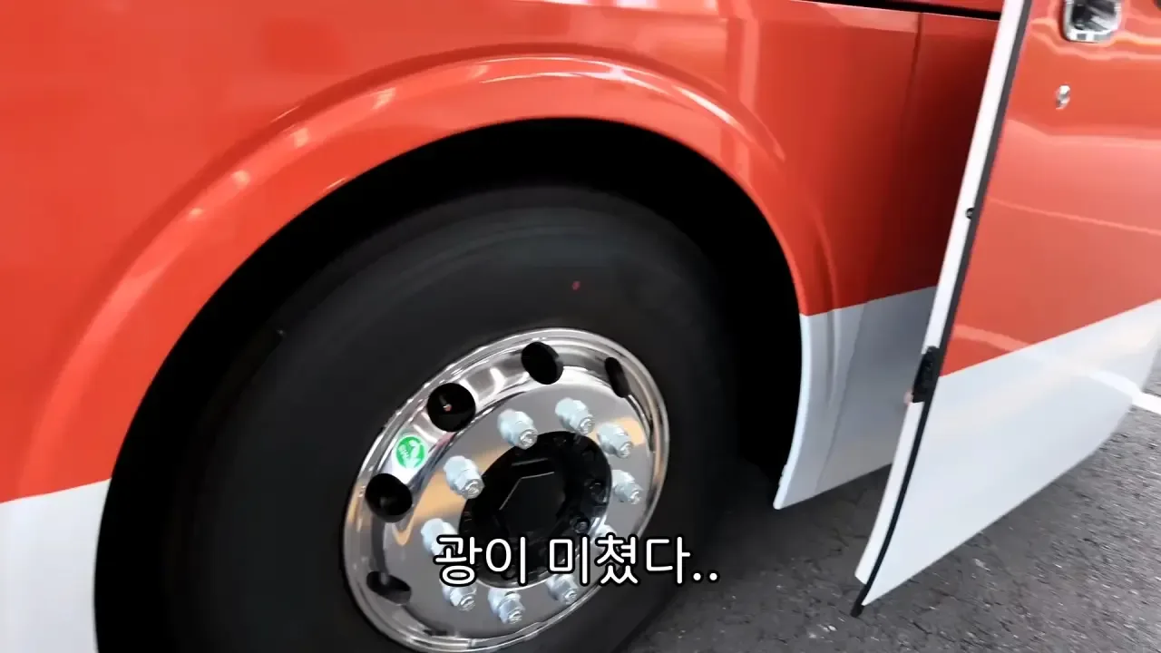 7억짜리 언박싱하는 20대 여성