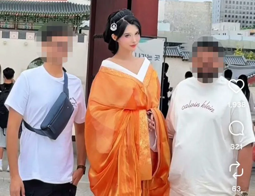 경복궁서 '한푸' 입는 중국 인플루언서들…"한복 오해 우려"