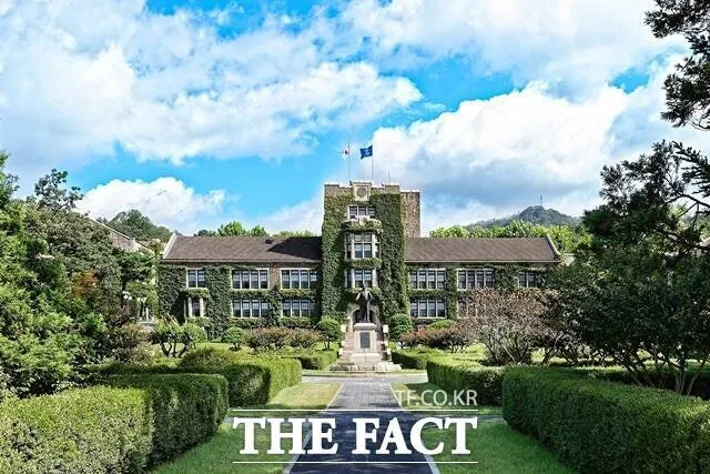 [단독] 연세대 산책로서 또…하의 벗고 신체 노출한 60대 검거