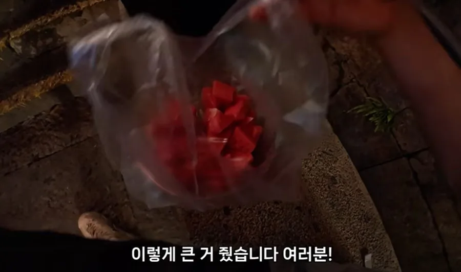 한국인 보자마자 수박 주는 중국인들.jpg