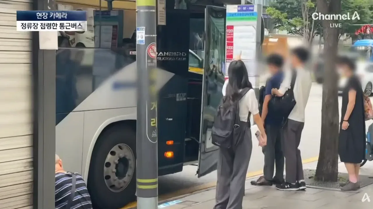 불법이지만 막을방법 없다는 ‘대기업 통근버스’  정류소 점령
