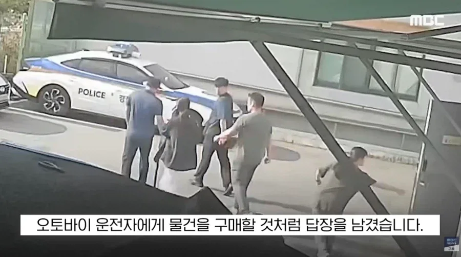 '야야 빨리 사복 갈아입어', 무심한 척 지나가더니..