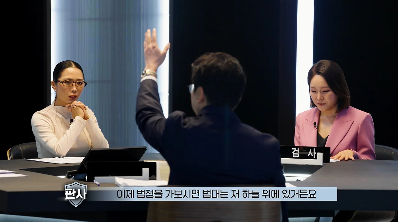 판사한테 기싸움 안 밀리는 여자 검사.jpg