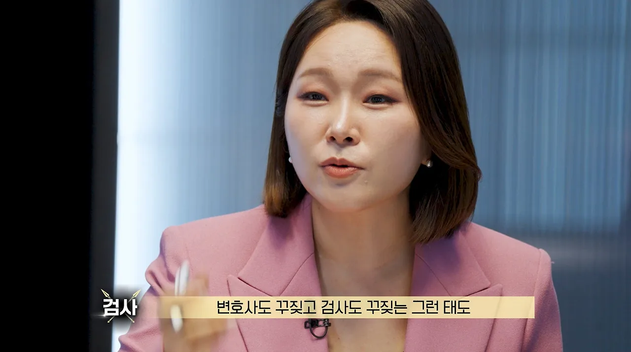 판사한테 기싸움 안 밀리는 여자 검사.jpg