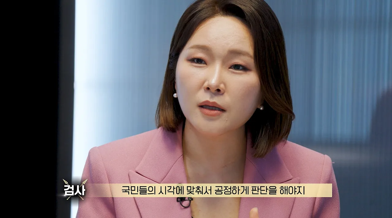 판사한테 기싸움 안 밀리는 여자 검사.jpg