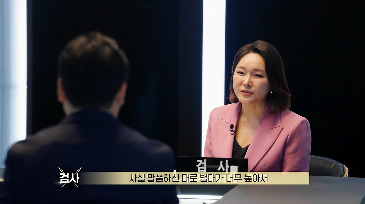 판사한테 기싸움 안 밀리는 여자 검사.jpg