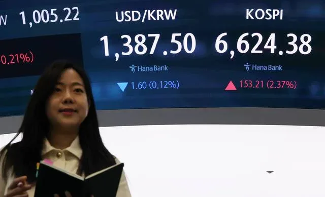 “연말까지 더 내린다”…1300원대 진입한 환율, 전망도 줄하향