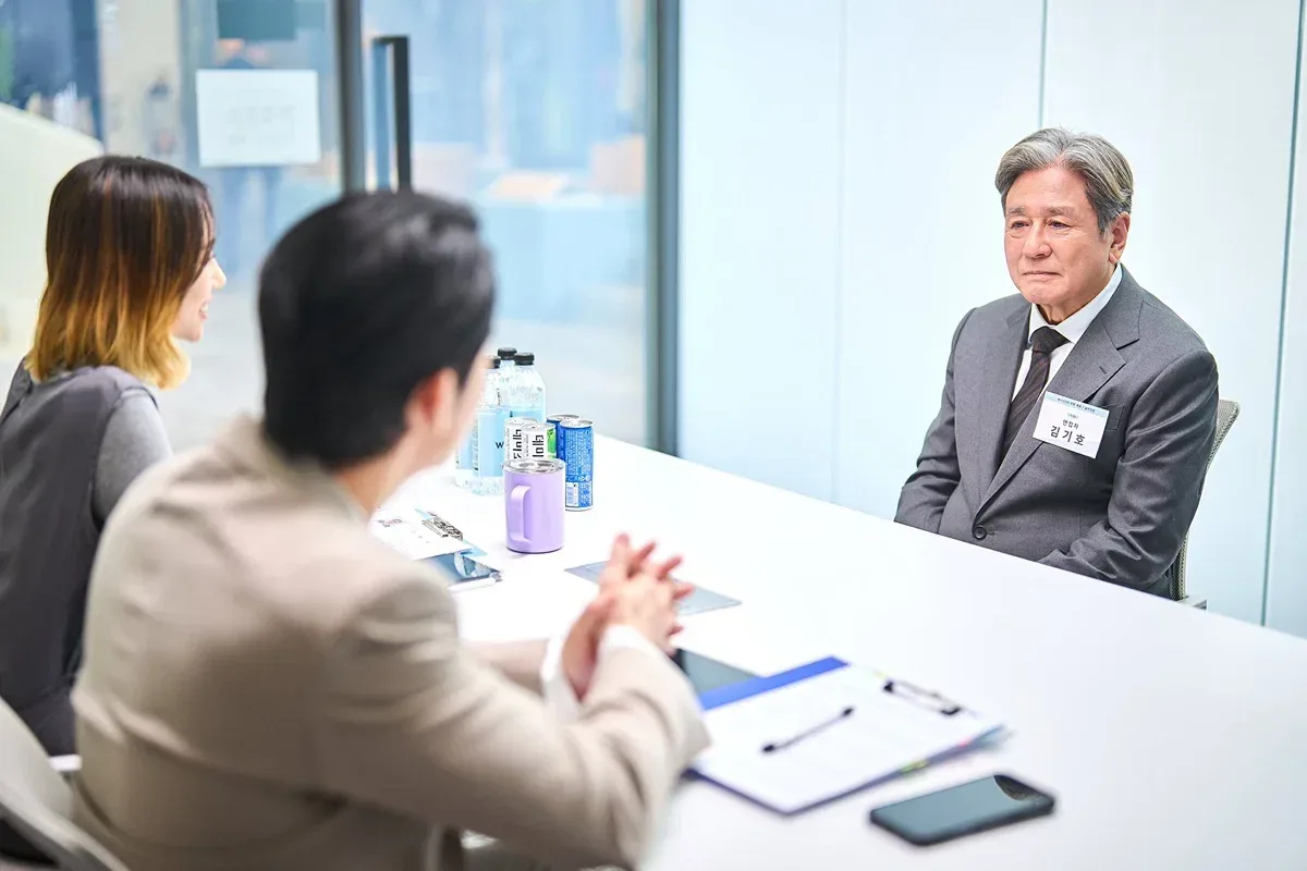 최민식 한소희 주연 영화 <인턴> 스틸컷 추가 공개