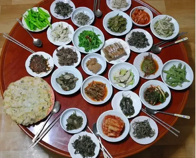 반찬은 엄청 많은데 뭔가 구심점이 실종된듯한 밥상.jpg
