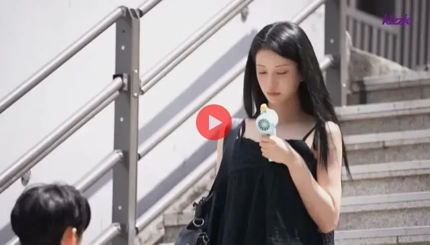 잘 생긴 남자가 계단을 막으면 생기는 일.mp4