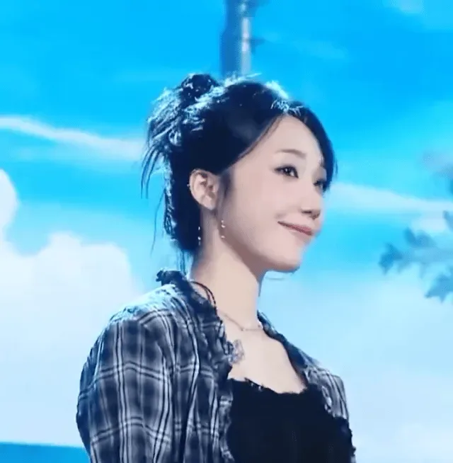 팬들 목소리 듣기 위해 인이어 빼고 노래부르는 가수...jpgif