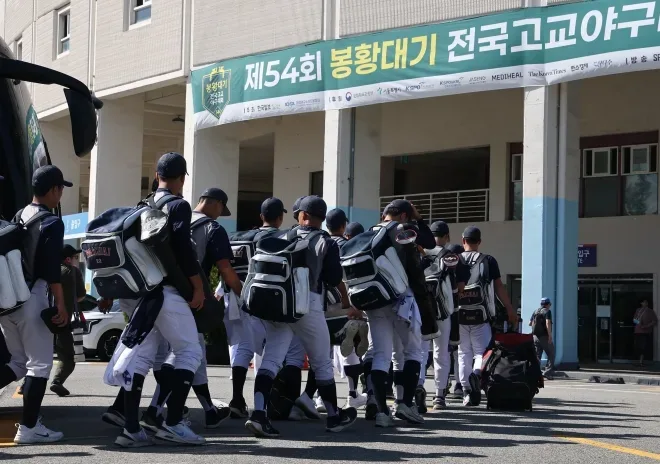 “스타벅스 가야지” 배재고 학생 2명…결국 야구 접었다