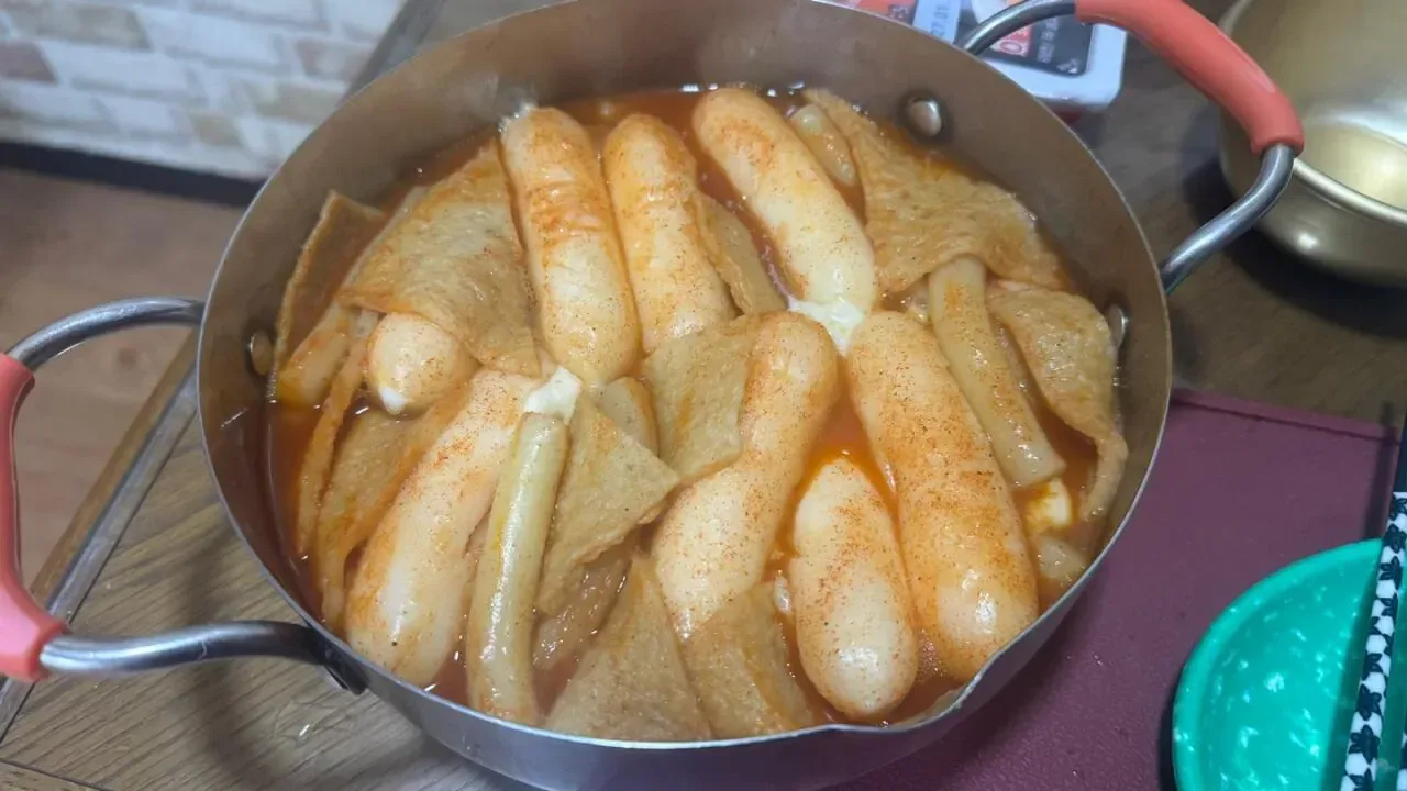 간만에 떡볶이 하나 끼리 봤습니다