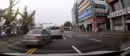 중앙선 침범 후 차에서 내리는 남자...gif