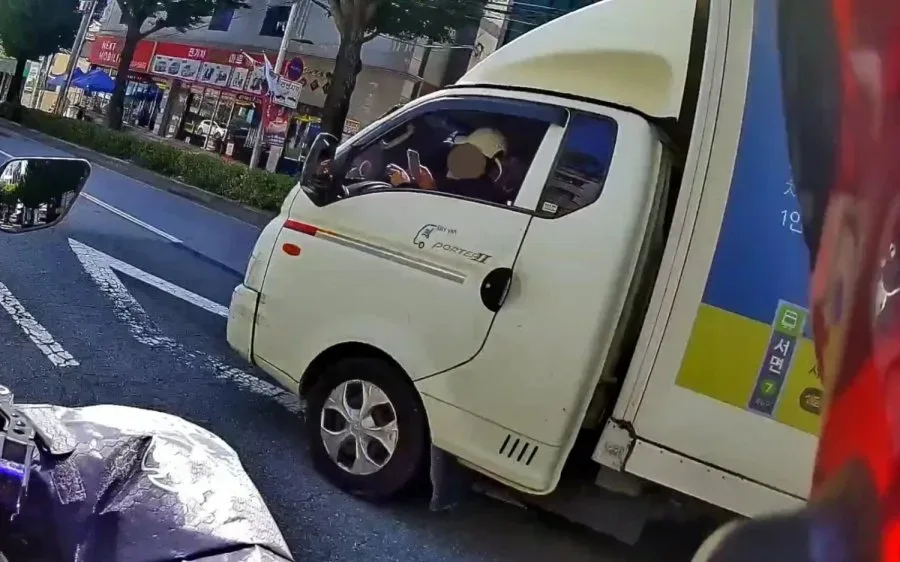 왼손은 담배.오른손은 폰