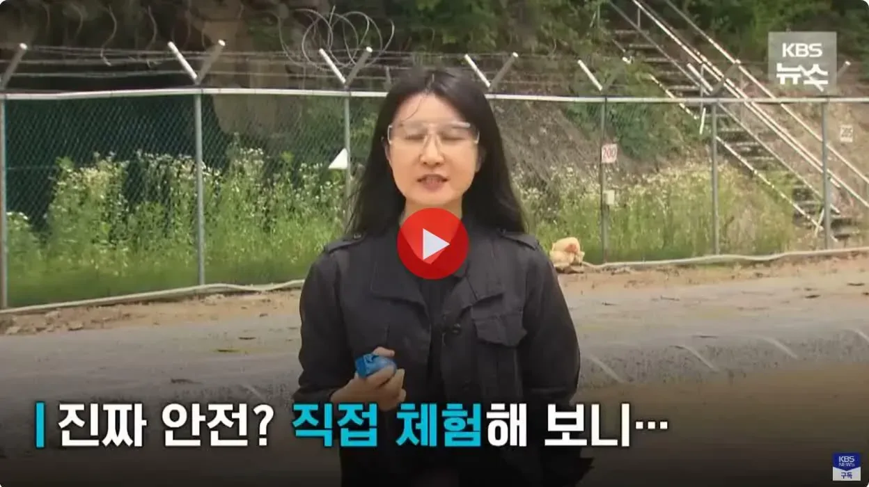 연습용 수류탄 체험해보는 기자