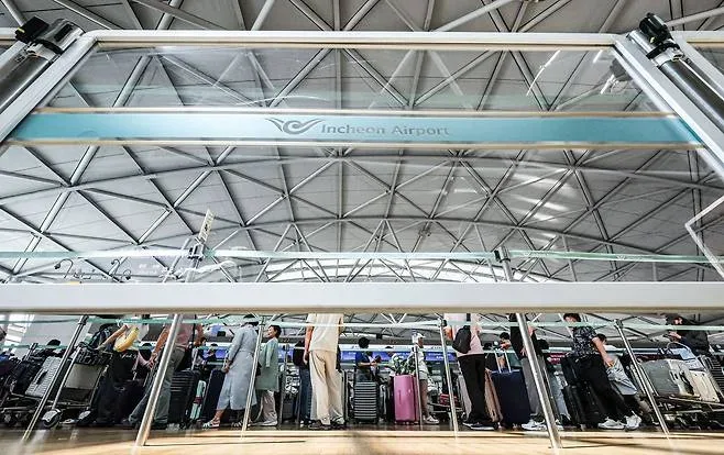 [김기자의 에어포토] 집단 새치기에 결국 안전가드…인천공항 추가 대책