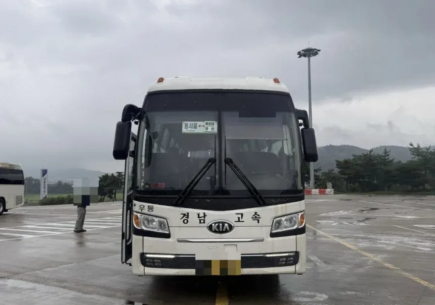 고속버스서 몸 불편한 승객 용변 실수...운전기사 행동에 '감동'