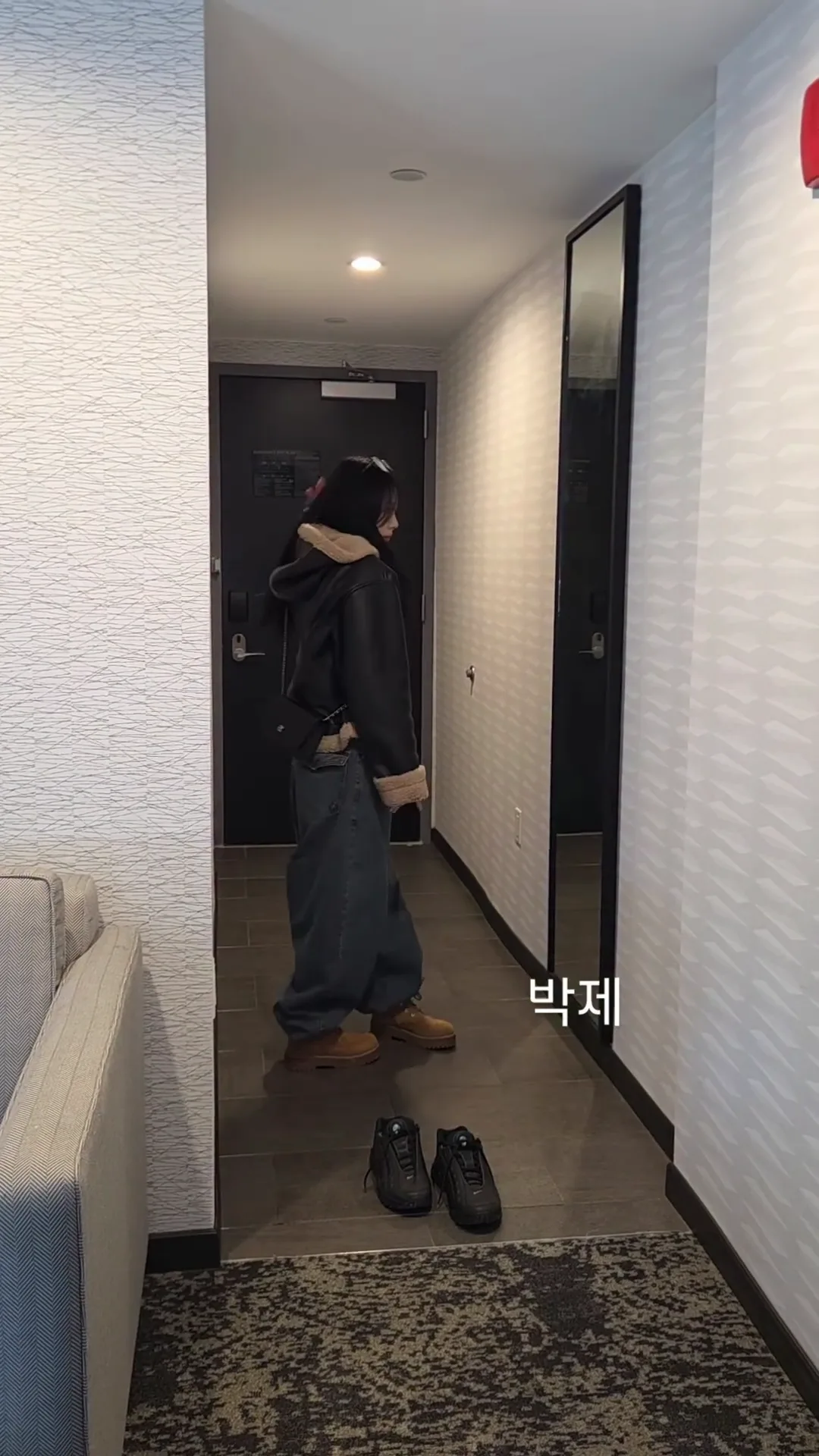 몰래 춤추다 걸린 누나
