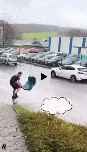 물에 젖기 싫었던 운전자.gif
