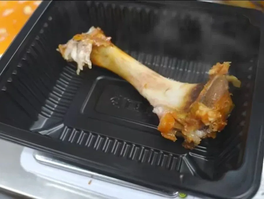 족발에 큰뼈를 넣어주는 이유