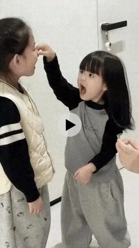 아빠: 딸, 언니 약 먹일건데 도와줘.gif