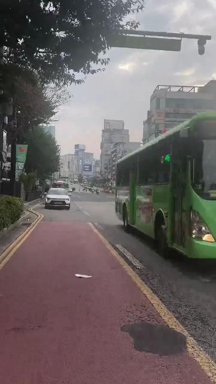 요란하게 질주하는 오토바이 무리들