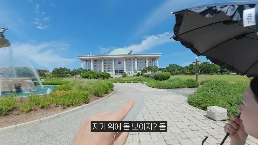 일본인 아내에게 국회의사당 비밀을 알려주는 남편