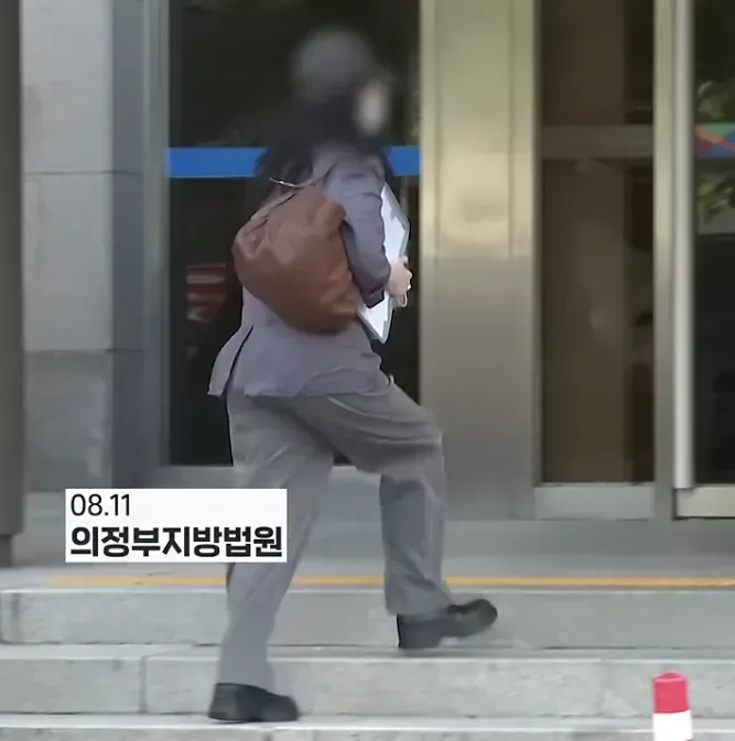 황정민 스토커 재판 출석 모습