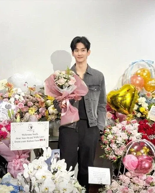 김수현, 야윈 얼굴로 1년 5개월만에 복귀..꽃다발 안고 활짝