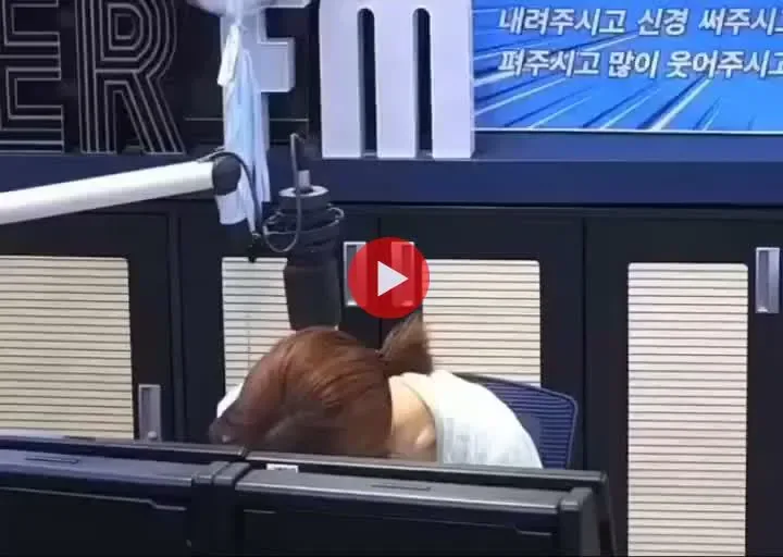 생방송 중 표정 관리 실패한 여돌