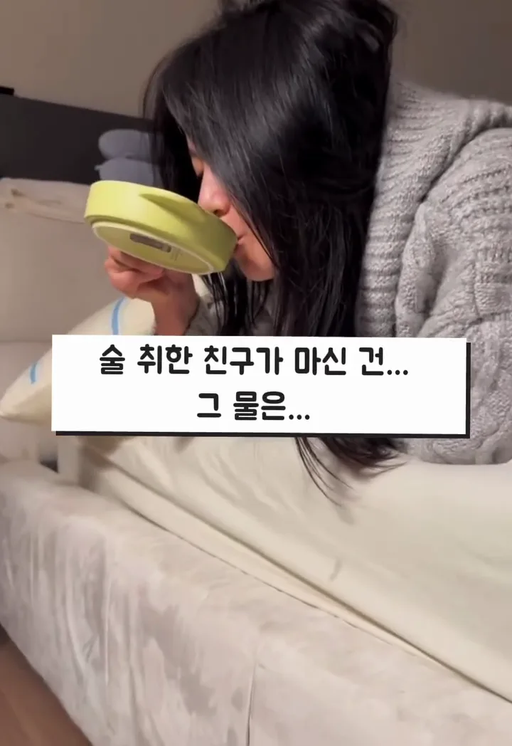자기 물 마시자 어이없이 쳐다보는 고양이ㅋㅋㅋ.mp4