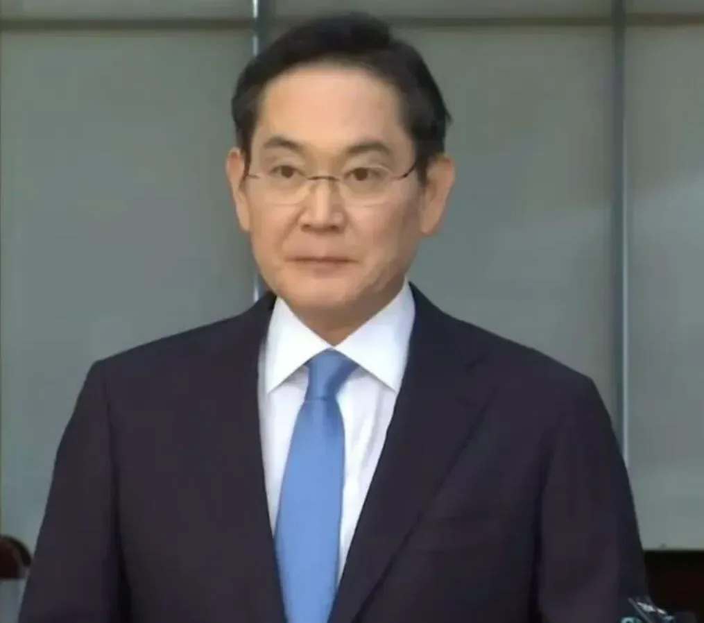 ???: 이제 슬슬 이 육체도 적응되어가는군