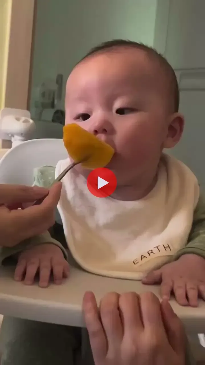 태어나서 처음으로 복숭아 맛본 아기