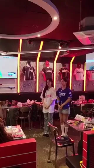 치킨집 무대에 섰던  리센느 원이, 리브..