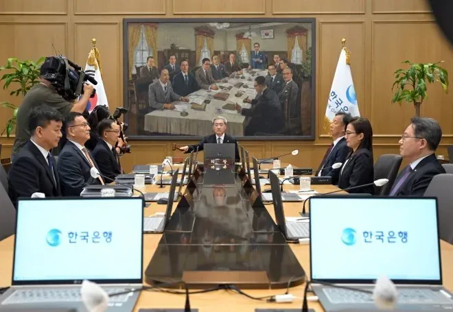 한은 점도표, 6개월 뒤 기준금리 중간값 3.25% 최고 3.50%