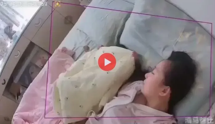 엄마가 자는 동안에 엄마랑 몰래 놀고 있던 아기