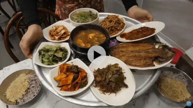 아니 뭔 밥상에 반찬 가지수만 많고 고기 하나 없냐 ㅋㅋㅋ