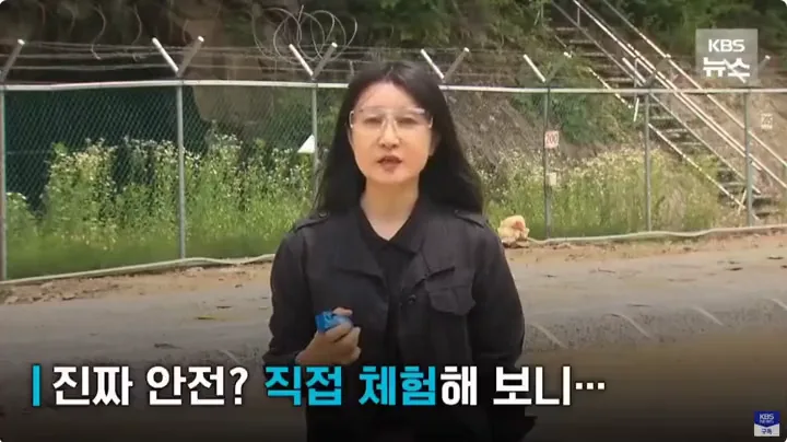 연습용 수류탄 손에서 터트리는 여기자