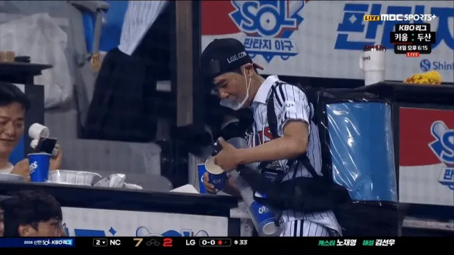 [KBO] 알파고에게 패배 후(중략) 맥주기사가 된 이세돌.gif